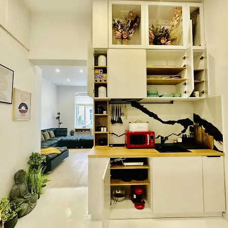 Clever Near Shopping Center *