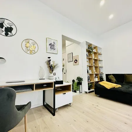 Clever Near Shopping Center *