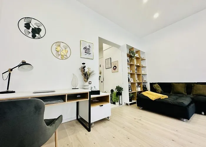 Clever Near Shopping Center *