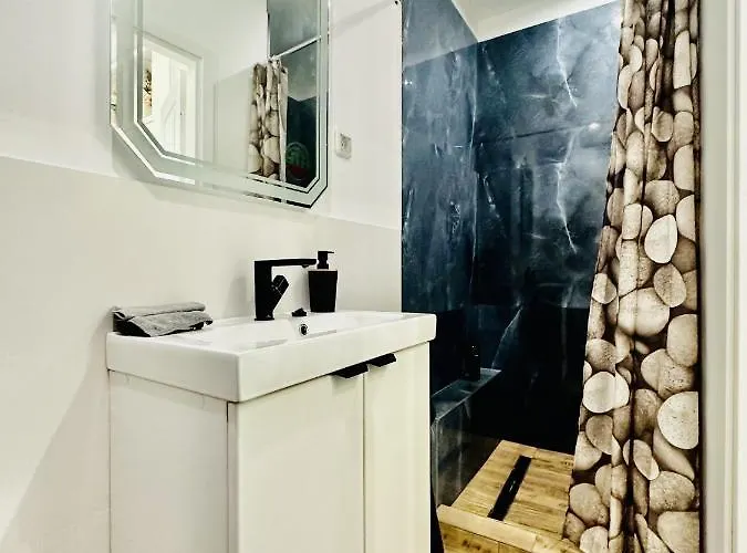 Clever Near Shopping Center Apartman *